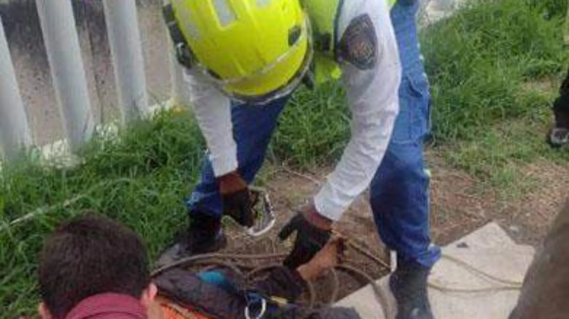 Rescatan a adulto mayor atrapado dentro de una coladera en la colonia Centro